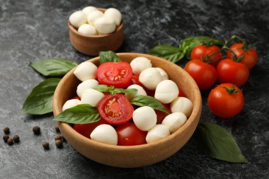 Siyah dumanlı arka planda mozzarella peyniri ile lezzetli yemek kavramı