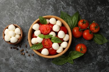Siyah dumanlı arka planda mozzarella peynirli lezzetli yemek kavramı, üst görünüm