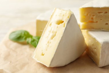 Peynirli ve fesleğenli kâğıt fırını kapat.