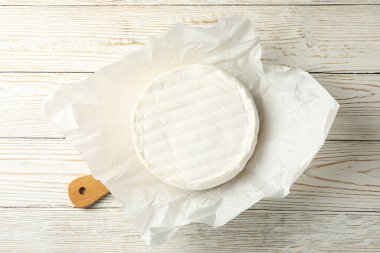 Ahşap arka planda camembert peyniri ile kesme tahtası