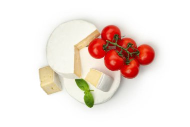 Beyaz arkaplanda peynirli, domatesli ve fesleğenli.