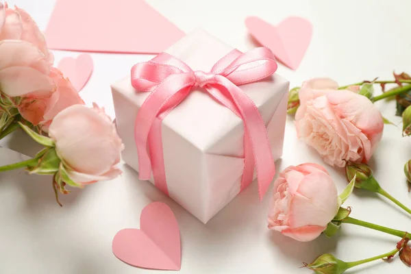 Envelope Rosas Corações Caixa Presente Fundo Branco — Fotografia de Stock