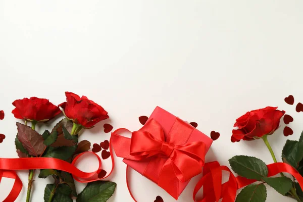Conceito Dia Dos Namorados Com Rosas Caixa Presente Fundo Branco — Fotografia de Stock