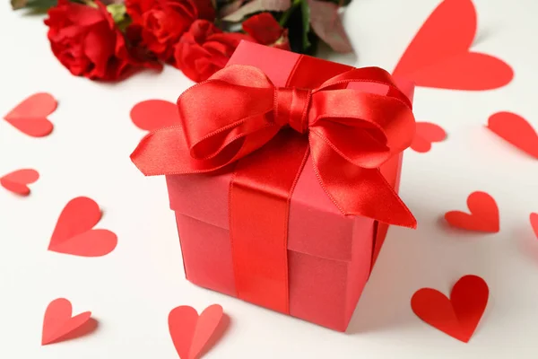 Caixa Presente Rosas Corações Sobre Fundo Branco — Fotografia de Stock