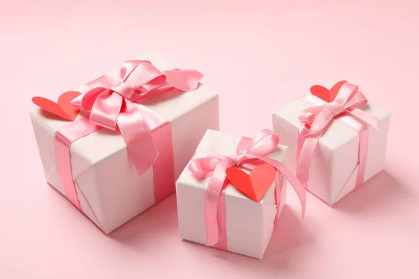 Geschenkdozen Met Decoratieve Hartjes Roze Achtergrond — Stockfoto