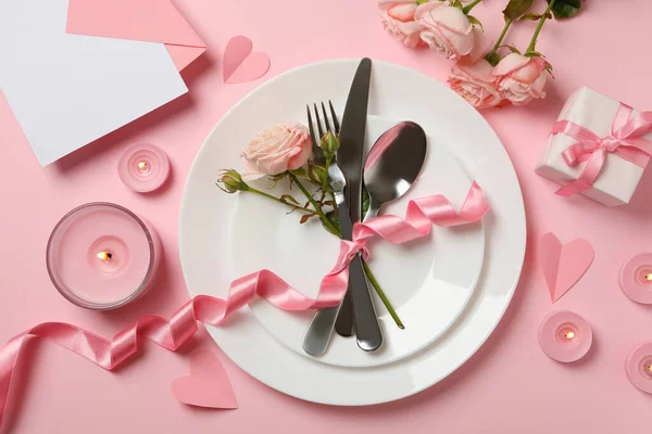 Konzept Zum Valentinstag Mit Besteck Rosen Und Schleife Auf Rosa — Stockfoto