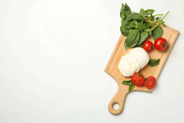 Brett Mit Mozzarella Tomate Und Basilikum Auf Weißem Hintergrund — Stockfoto