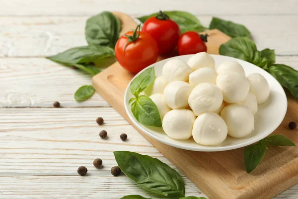 Concepto Sabroso Comer Con Cuenco Queso Mozzarella Sobre Fondo Madera —  Fotos de Stock