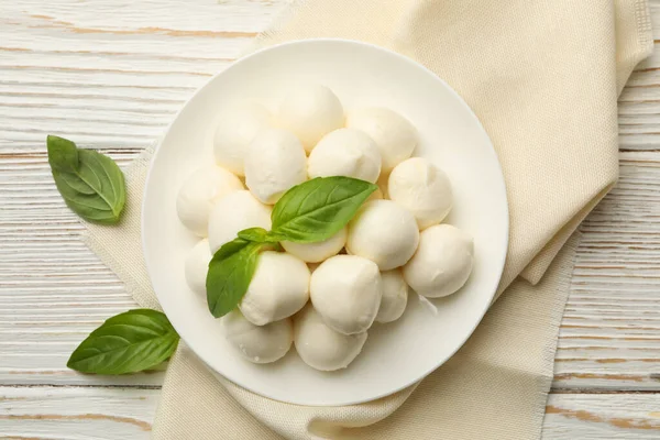 Kökshandduk Med Tallrik Med Mozzarella Och Basilika Trä Bakgrund — Stockfoto