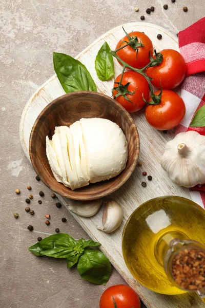 Konzept Des Schmackhaften Essens Mit Mozzarella Und Zutaten Bord Auf — Stockfoto