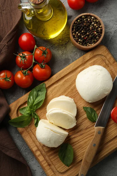 Konzept Des Schmackhaften Essens Mit Mozzarella Bord Auf Grauem Tisch — Stockfoto