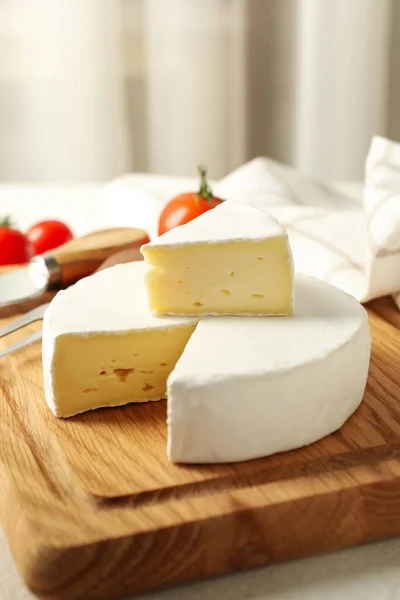 Tagliere Con Formaggio Camembert Pomodoro Forchetta Asciugamano Sfondo Bianco Testurizzato — Foto Stock
