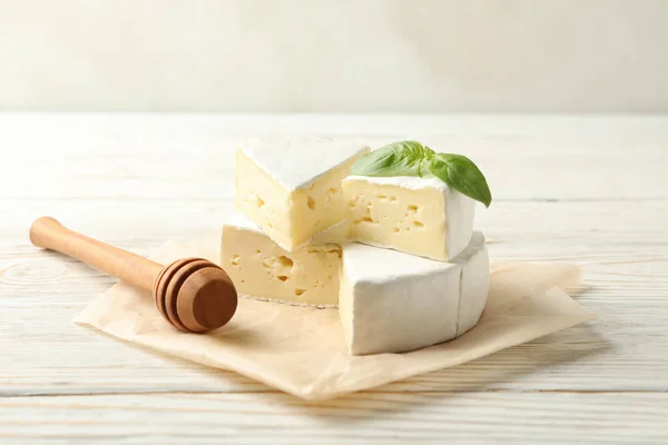 Carta Forno Con Camembert Basilico Tuffatore Fondo Legno — Foto Stock