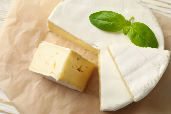 Papier Pieczenia Serem Camembert Bazylią Zbliżenie — Zdjęcie stockowe