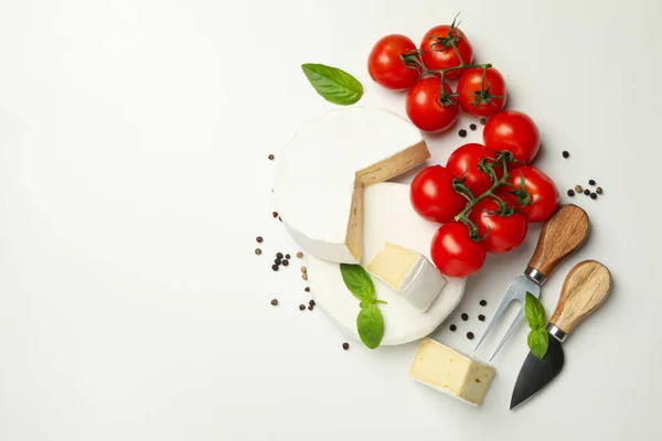 Camembert Käse Basilikum Tomaten Messer Und Pfeffer Auf Weißem Hintergrund — Stockfoto