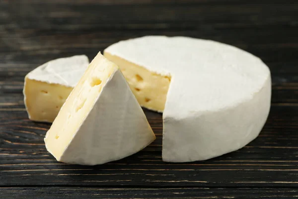 Pyszny Ser Camembert Drewnianym Tle Zbliżenie — Zdjęcie stockowe