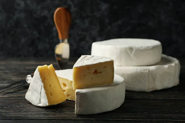 Queso Camembert Cuchillos Sobre Fondo Madera Primer Plano —  Fotos de Stock