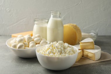 Gri arka planda farklı taze süt ürünleri