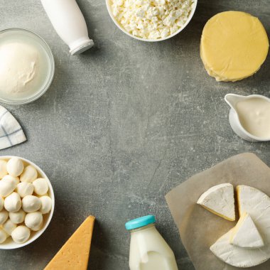 Gri arka planda farklı taze süt ürünleri, metin için yer