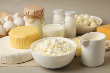 Gri arka planda farklı taze süt ürünleri