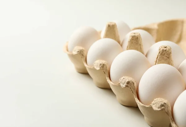 Яєчна Коробка Свіжими Яйцями Білому Тлі — стокове фото