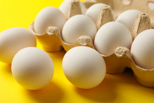 Яєчна Коробка Свіжими Яйцями Жовтому Фоні — стокове фото