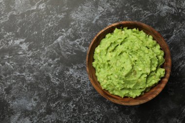 Siyah Smokey arkaplanda guacamole kasesi, metin için boşluk
