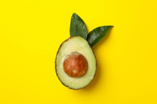 Rijp Avocado Gele Achtergrond Ruimte Voor Tekst — Stockfoto