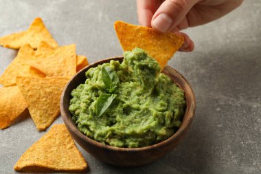 Kadın el daldırıyor cipsleri dilimliyor guacamole, kapatıyoruz