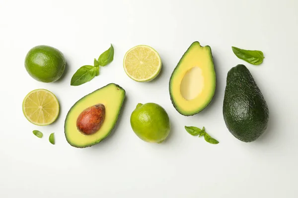 Avocado Limoen Basilicum Witte Achtergrond Bovenaanzicht — Stockfoto