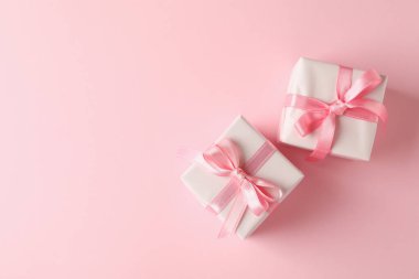 Pembe arkaplanda hediye kutuları, metin için boşluk