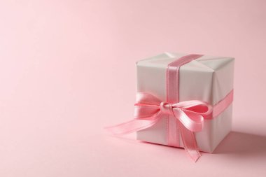 Pembe arkaplanda hediye kutusu, metin için boşluk
