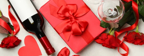 Konzept Zum Valentinstag Mit Rosen Wein Und Geschenkbox Auf Weißem — Stockfoto
