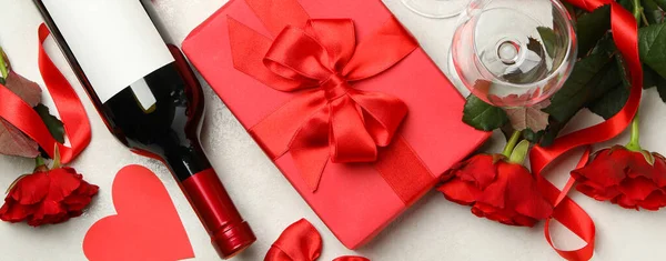 Concept Saint Valentin Avec Roses Vin Coffret Cadeau Sur Fond — Photo