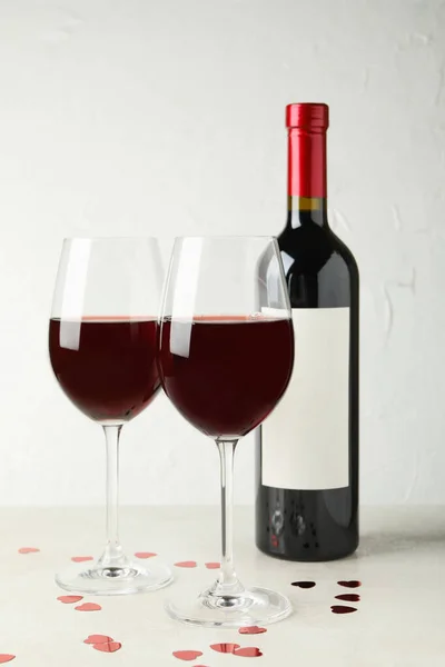 Botella Copas Vino Tinto Sobre Mesa Blanca Texturizada — Foto de Stock