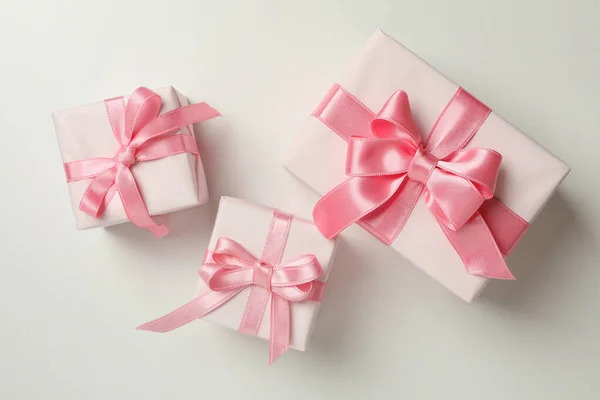 Подарочные Коробки Розовой Лентой Белом Фоне — стоковое фото