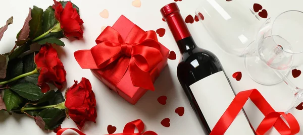 Conceito Dia Dos Namorados Feliz Com Vinho Rosas Caixa Presente — Fotografia de Stock