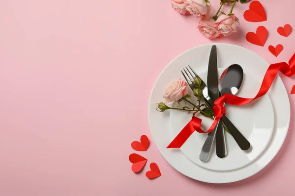 Konzept Zum Valentinstag Mit Besteck Rosen Und Schleife Auf Rosa — Stockfoto