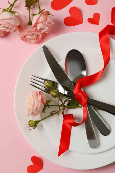 Valentijnsdag Met Bestek Rozen Lint Roze Achtergrond — Stockfoto