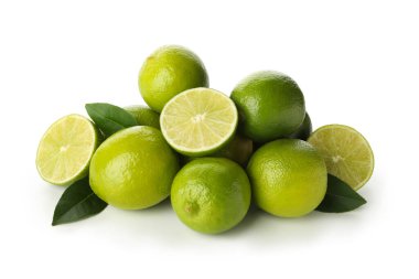 Beyaz arka planda izole edilmiş olgun kireç yığını