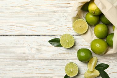 Tahta arka planda olgun kireç dolu çanta, metin için boşluk