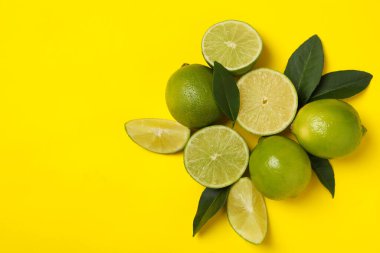 Sarı arkaplanda olgun kireç, metin için boşluk