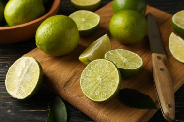 Tahta arka planda limonlu kase ve yemek.