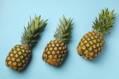 Mavi arka planda üç lezzetli olgun ananas