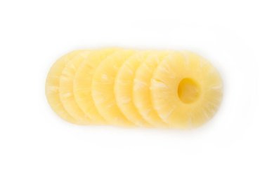 Beyaz arka planda izole edilmiş olgun ananas dilimleri