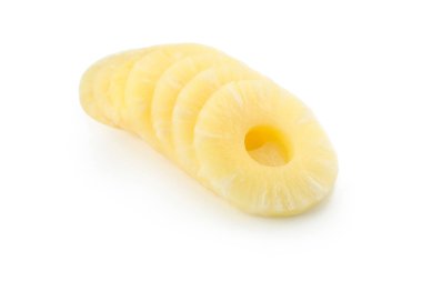 Beyaz arka planda izole edilmiş olgun ananas dilimleri