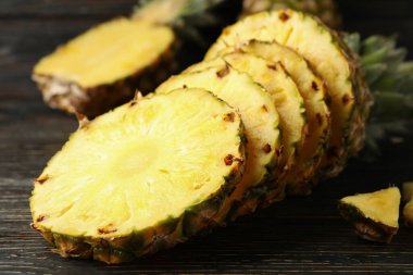 Olgun kesilmiş ananas ahşap arka planda, yakın plan