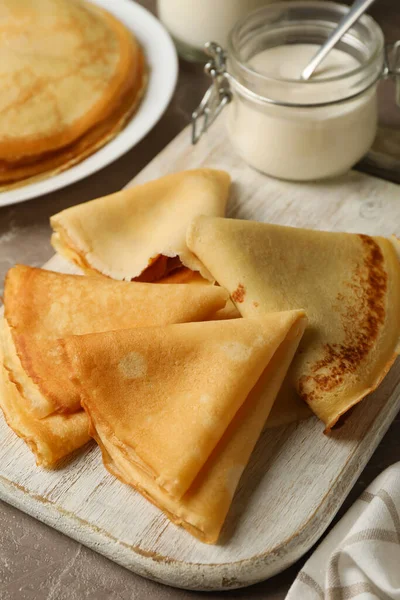 Konzept Des Leckeren Frühstücks Mit Dünnen Pfannkuchen Auf Grauem Tisch — Stockfoto