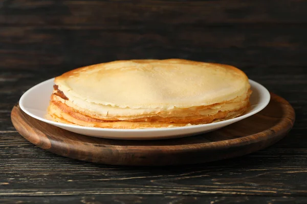 Brett Mit Dünnen Pfannkuchen Auf Holzgrund — Stockfoto