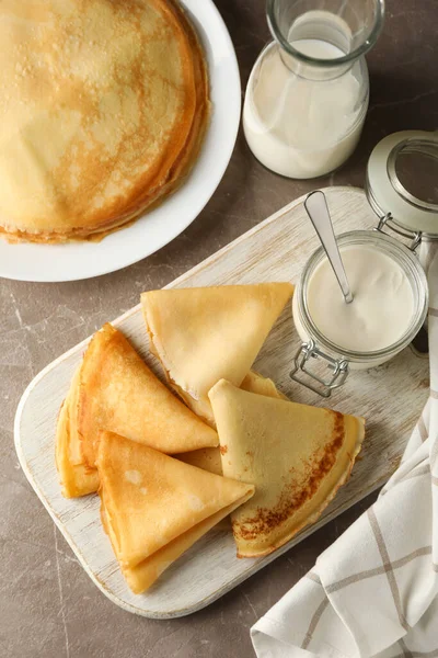 Konzept Des Leckeren Frühstücks Mit Dünnen Pfannkuchen Auf Grauem Tisch — Stockfoto